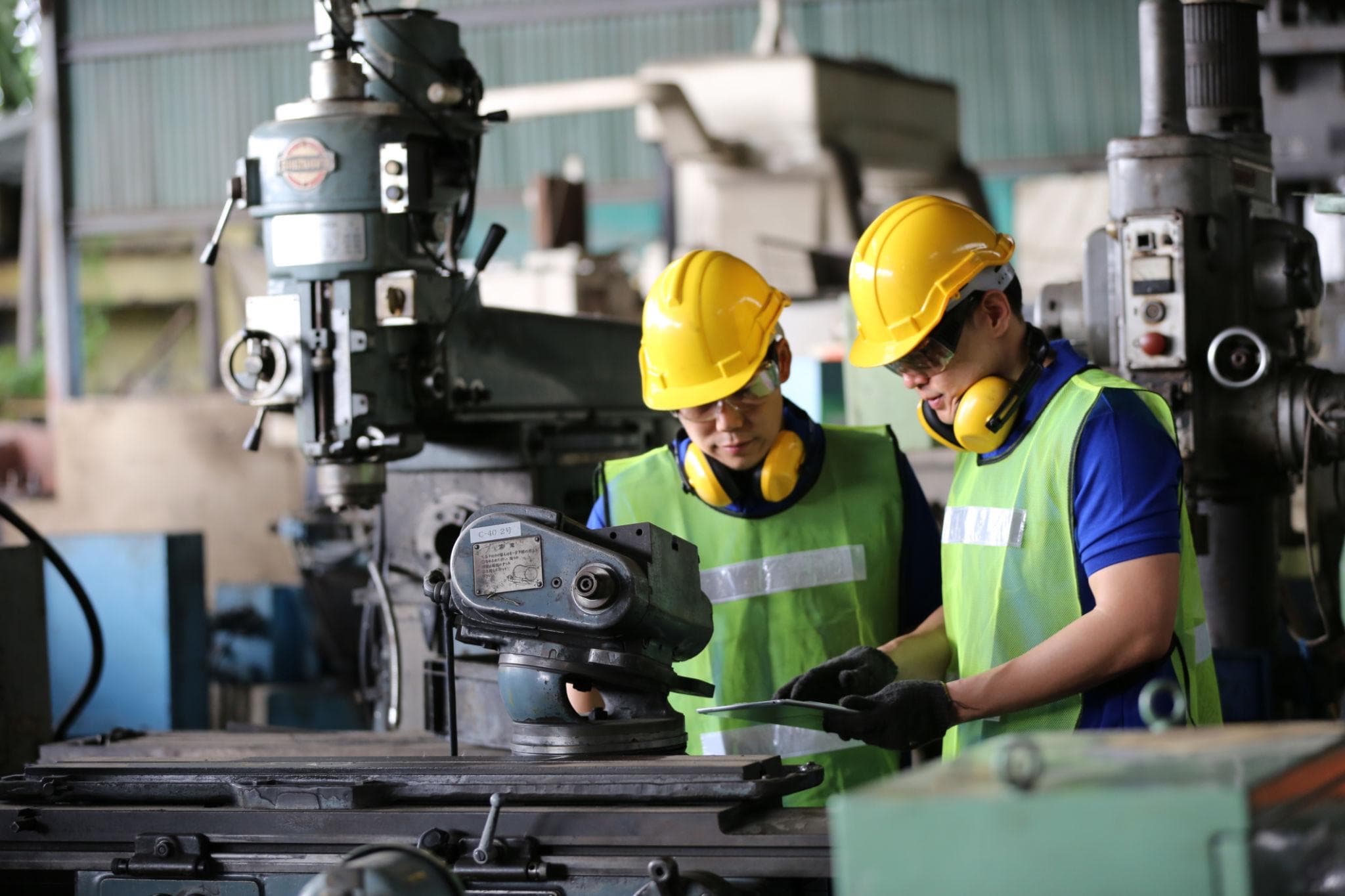 Mitarbeiter an einer Maschine in moderner Produktion